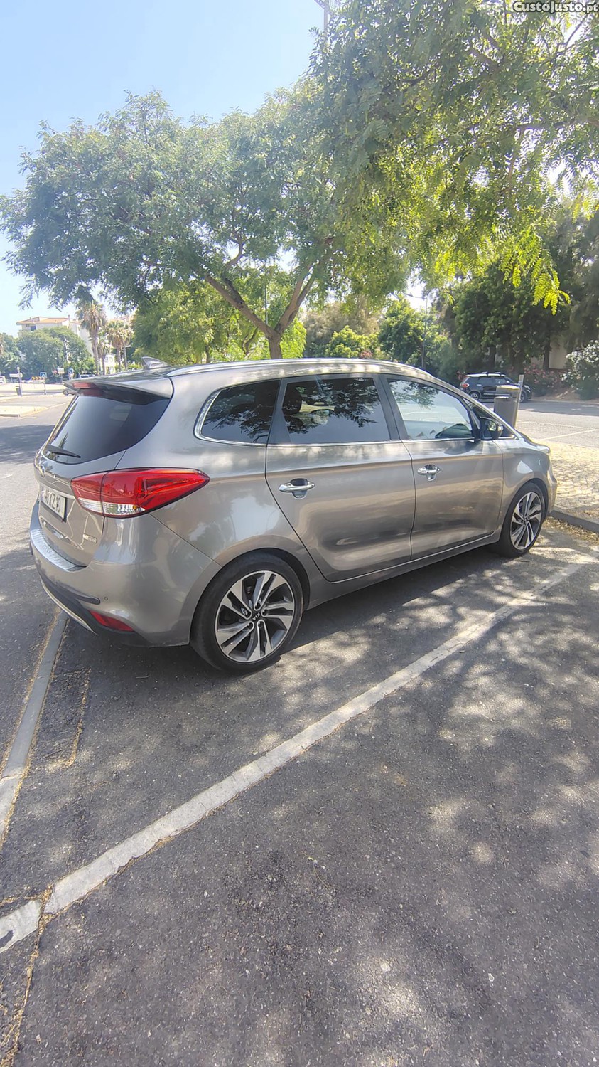 Kia Carens 7 l — fotografia 8