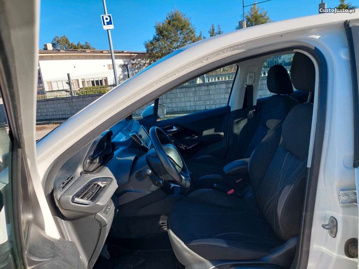 Peugeot 208 1.6 HDI — fotografia 2