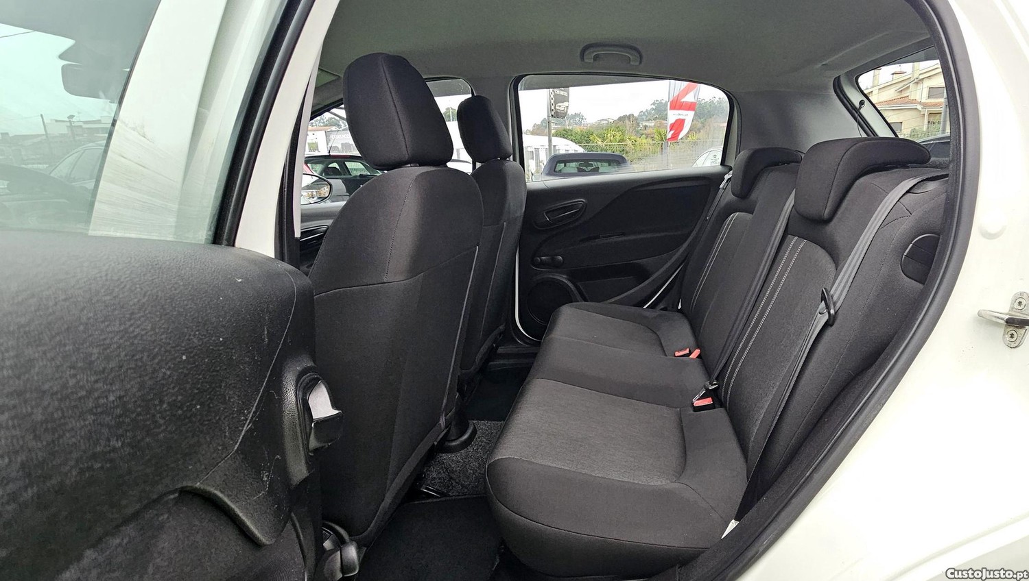 Fiat Punto 1.2 Lounge S&S Nacional — fotografia 9