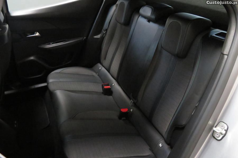 Peugeot 2008 1.2 PureTech Allure — fotografia 19