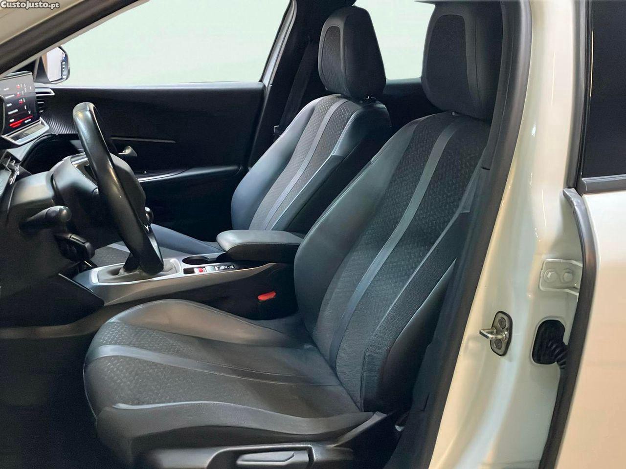 Peugeot 2008 1.2 PureTech Allure — fotografia 10