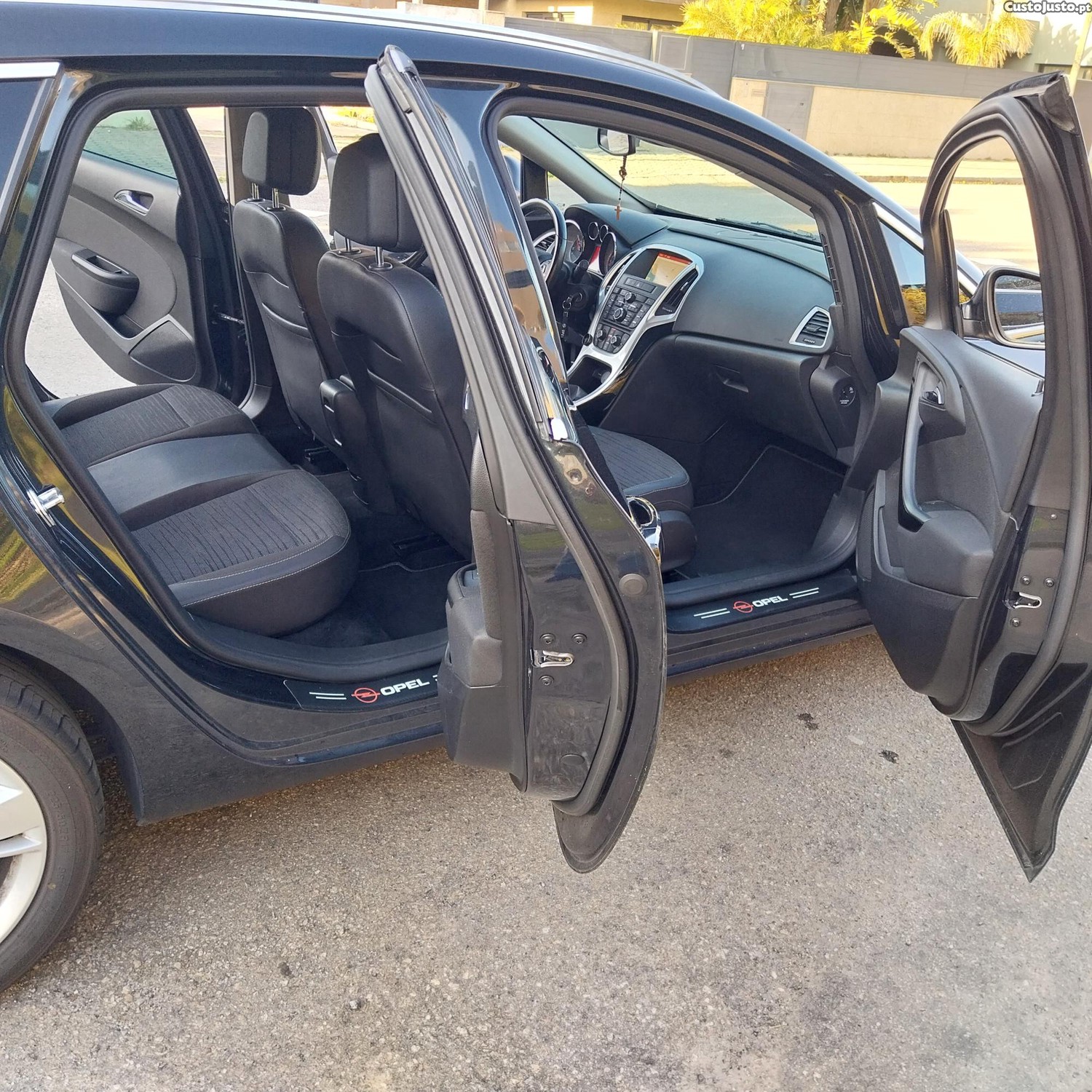 Opel Astra Sports Tourer — photo 2