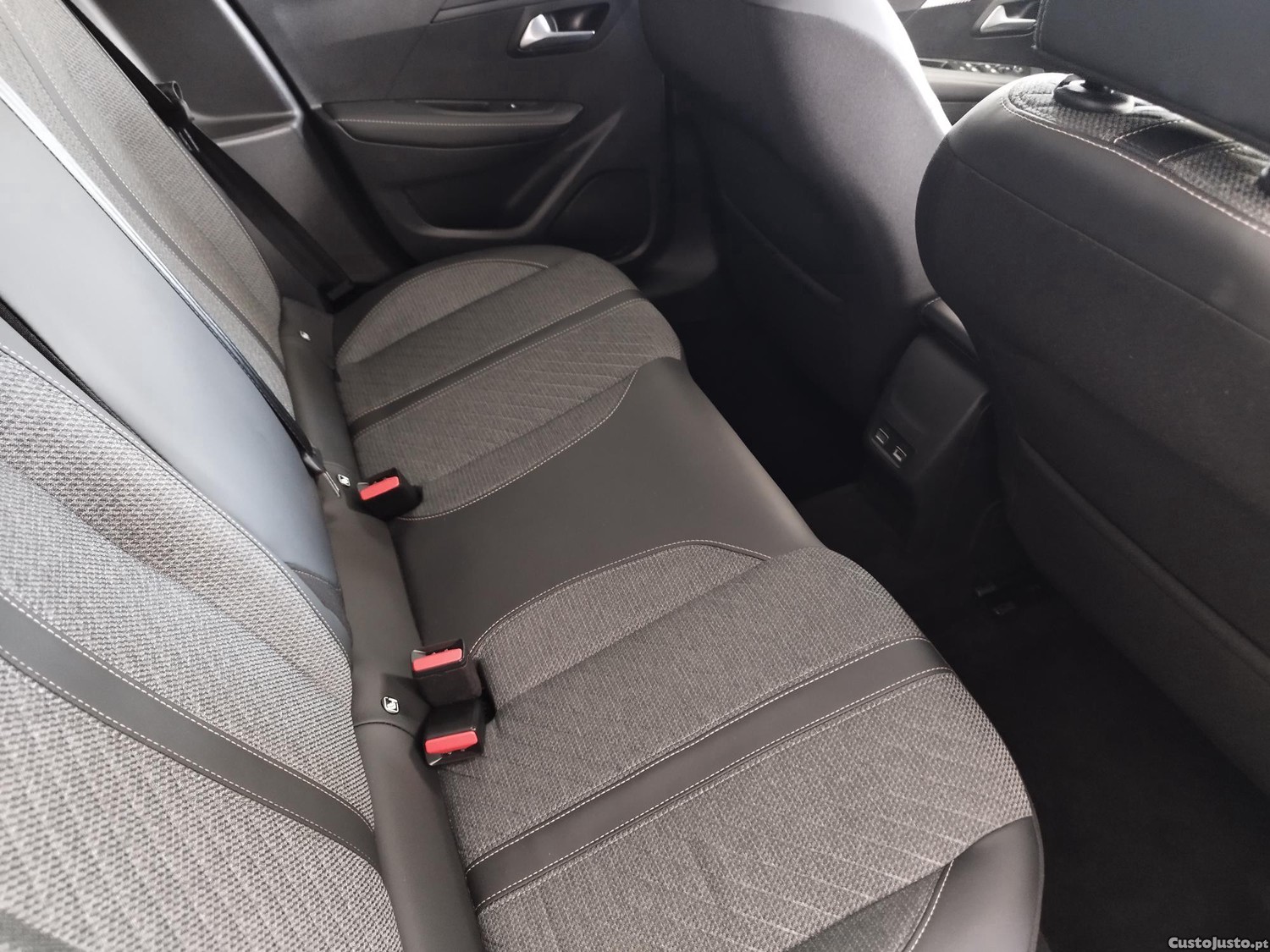 Peugeot 208 1.2 ALLURE — fotografia 4