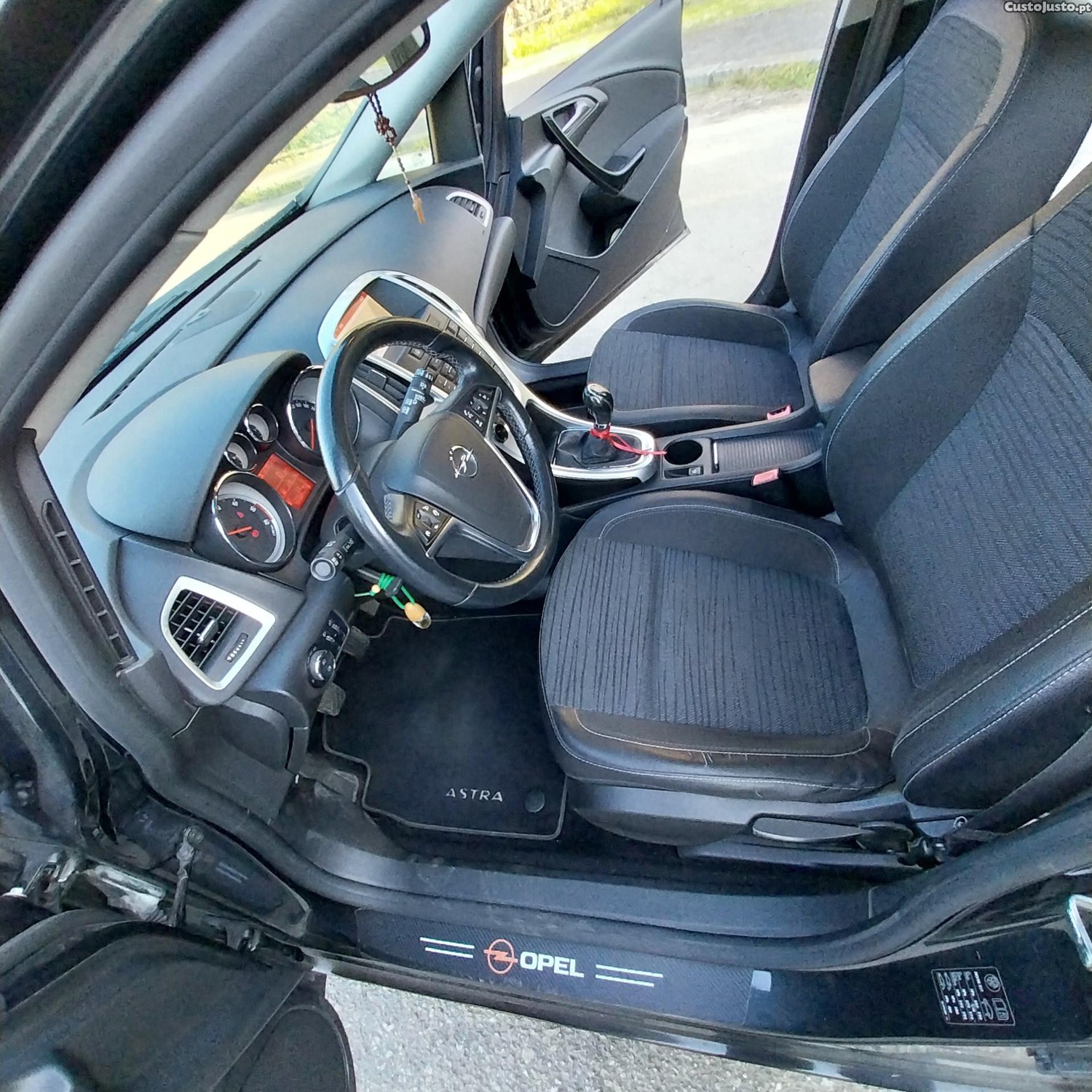 Opel Astra Sports Tourer — photo 3