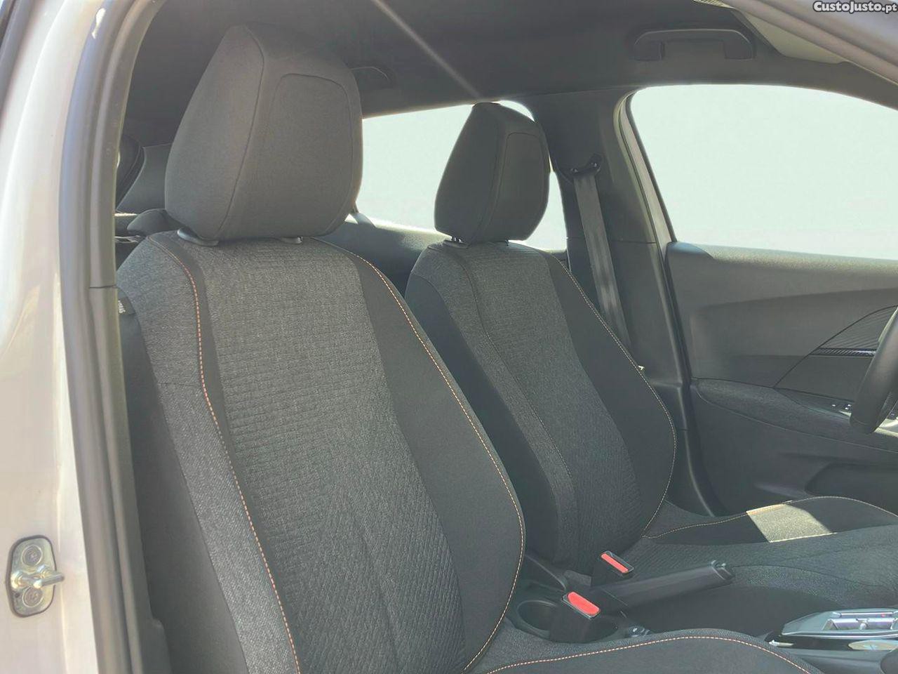 Peugeot 2008 1.2 Hybrid Style e-DCS6 — fotografia 4