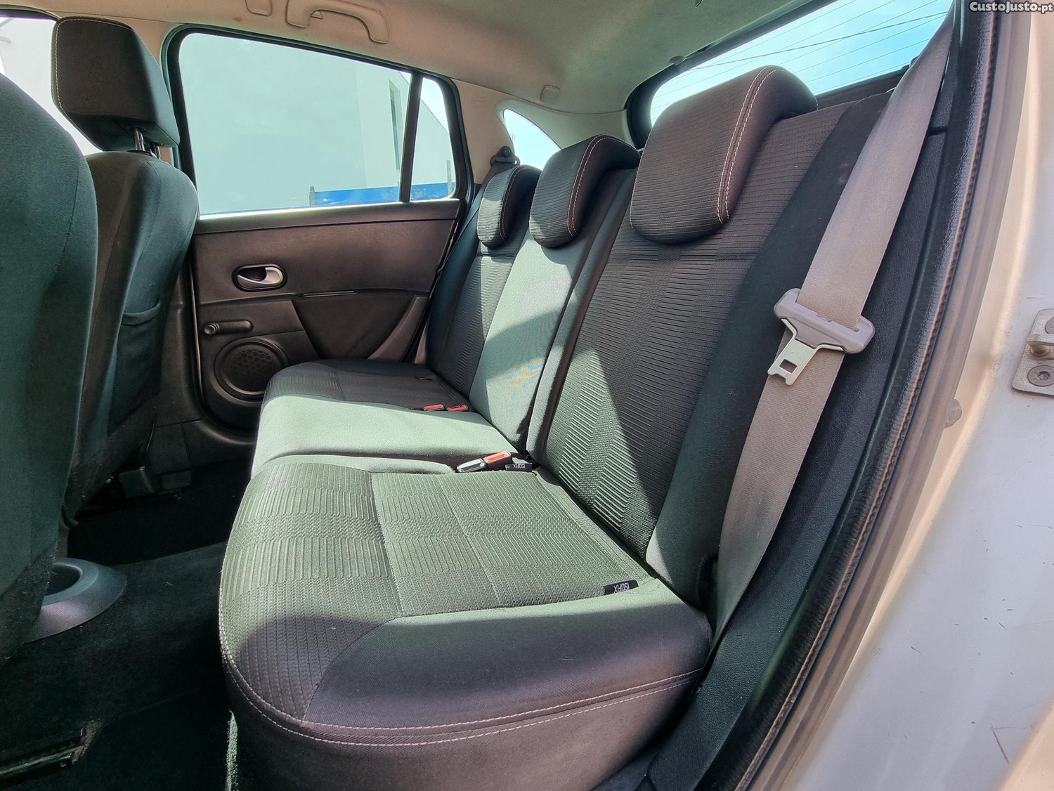 Renault Clio Break 1.5 dCi Dynamique SS — fotografia 6