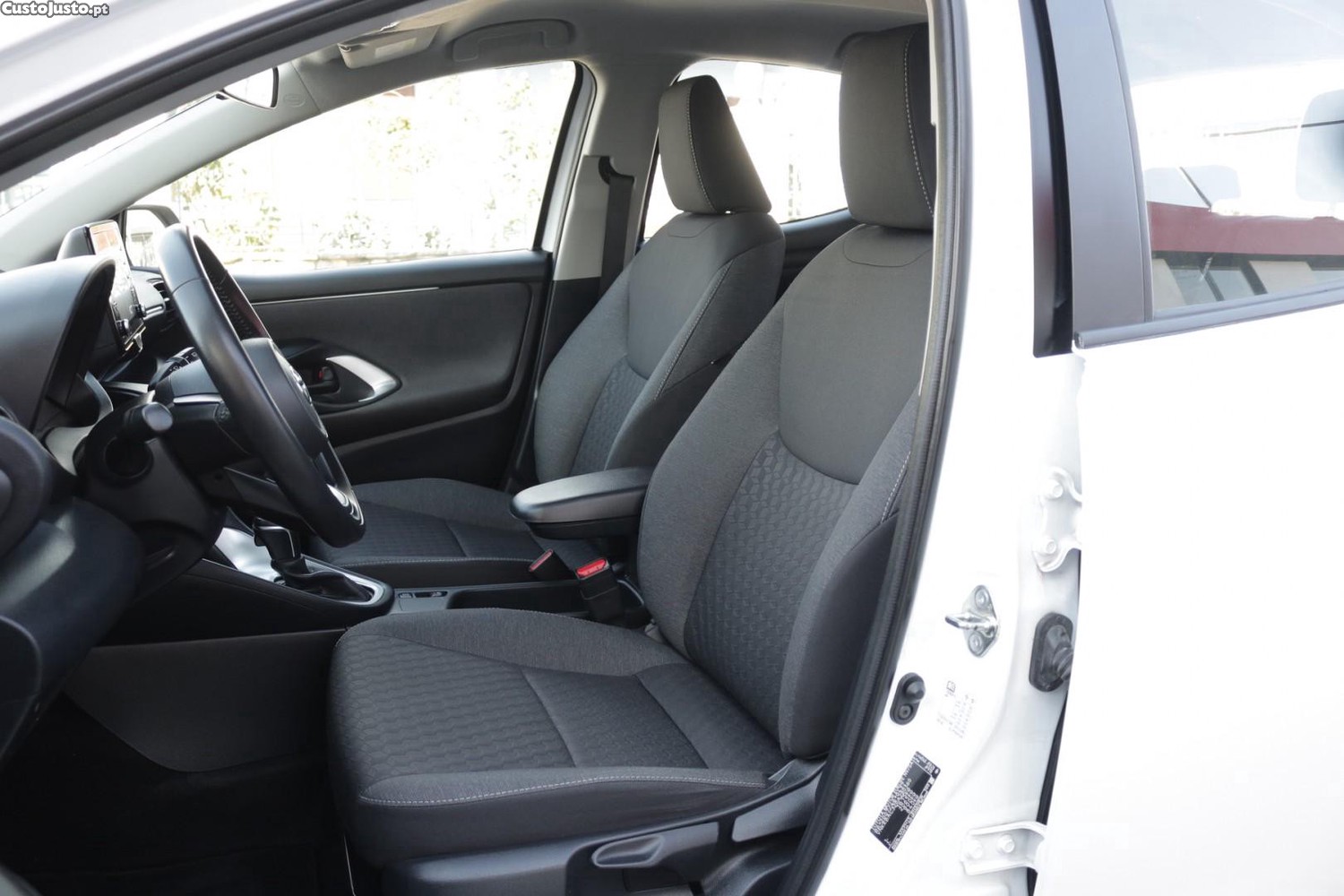 Toyota Yaris 1.5 HDF Comfort Plus Auto 115cv — fotografia 46