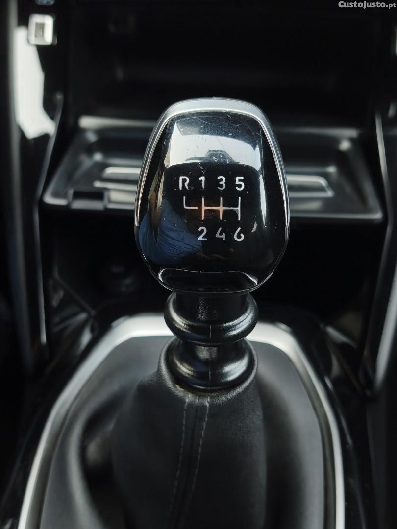Peugeot 2008 TURBO 100 Allure — fotografia 17