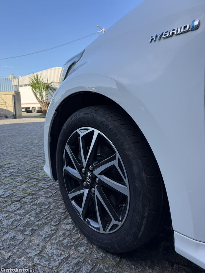 Toyota Yaris 1.5 HybridExclusive — fotografia 3