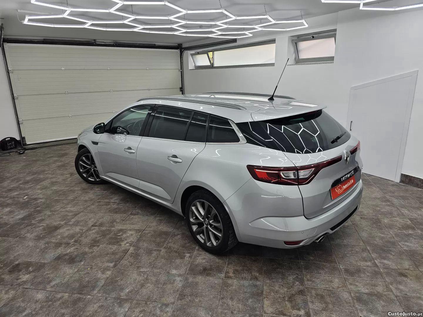 Renault Mégane 1.5 blue dci gt line edc — fotografia 17