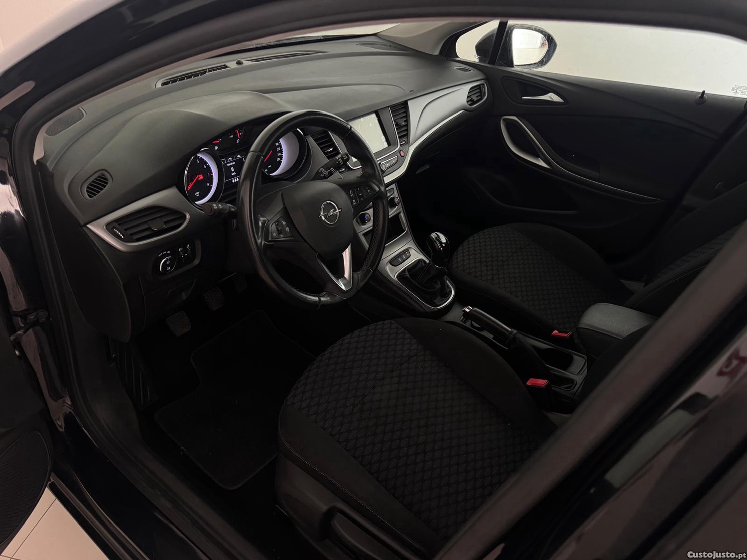 Opel Astra Sports Tourer 1.2 T Edition — fotografia 10