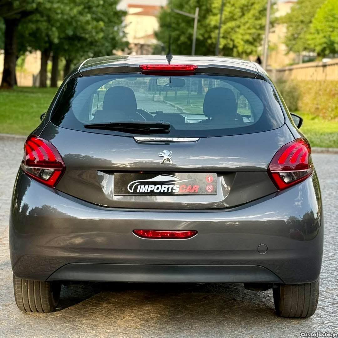 Peugeot 208 1.5 BlueHDi Allure — fotografia 11