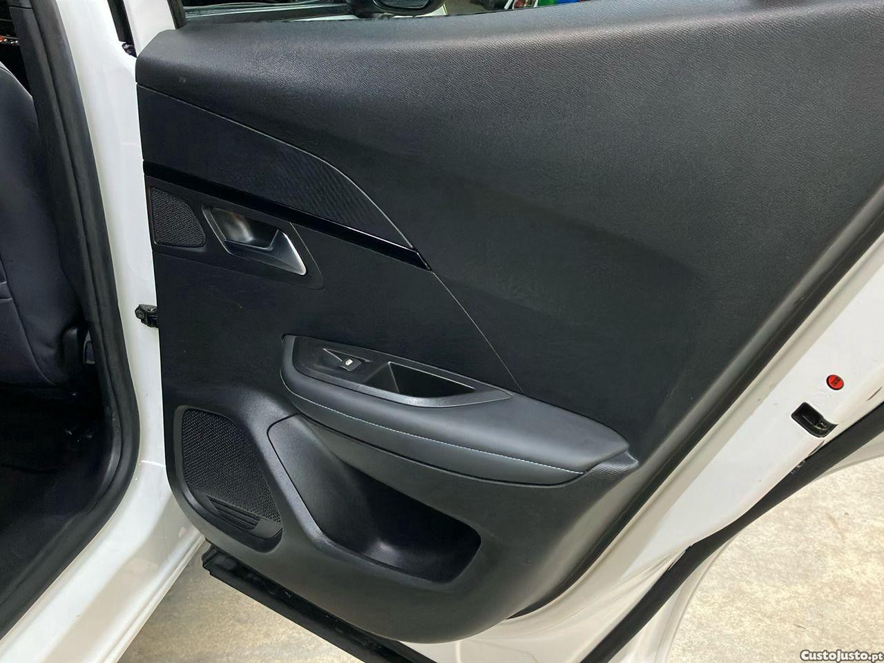 Peugeot 2008 1.2 PureTech Allure — fotografia 3