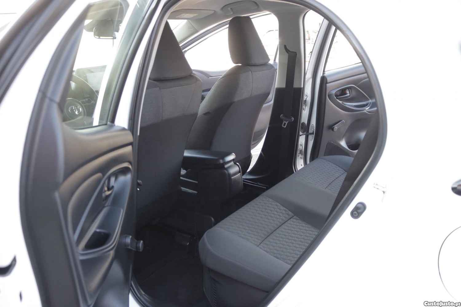 Toyota Yaris 1.5 HDF Comfort Plus Auto 115cv — fotografia 39