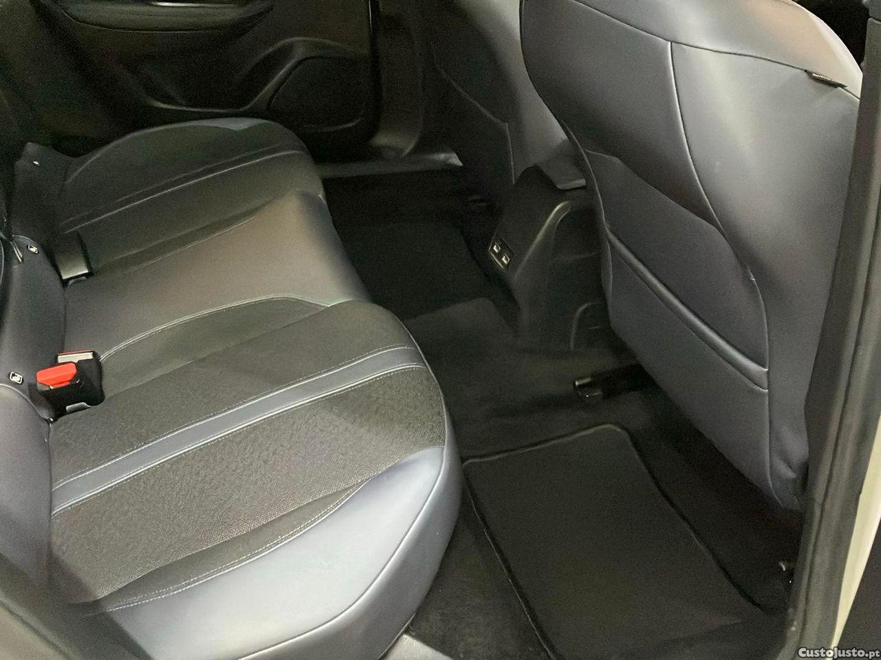 Peugeot 2008 1.2 PureTech Allure — fotografia 8