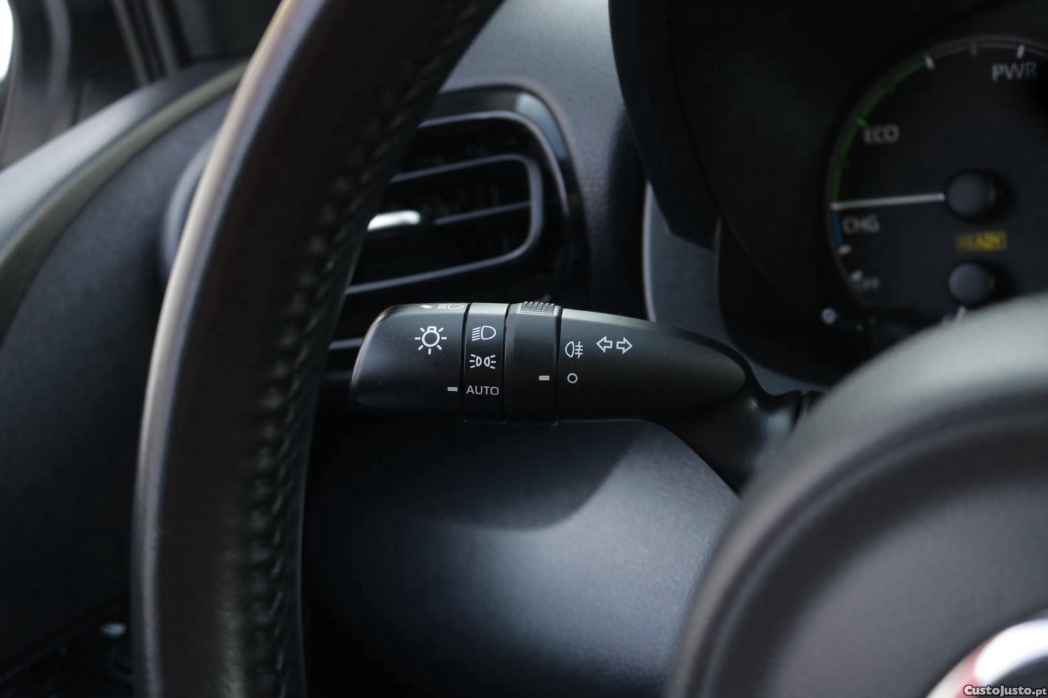 Toyota Yaris 1.5 HDF Comfort Plus Auto 115cv — fotografia 30
