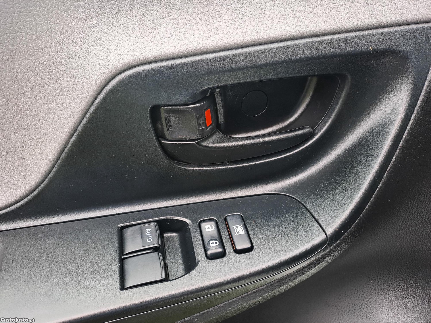 Toyota Yaris 1.4 D4D 90CV COMERCIAL 2018 — fotografia 4