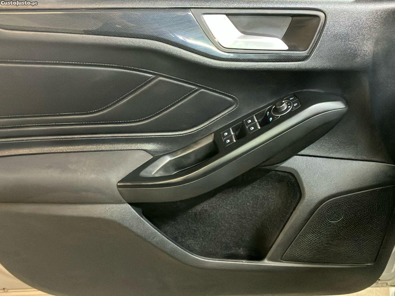 Ford Focus 1.0 EcoBoost MHEV ST-Line — fotografia 5