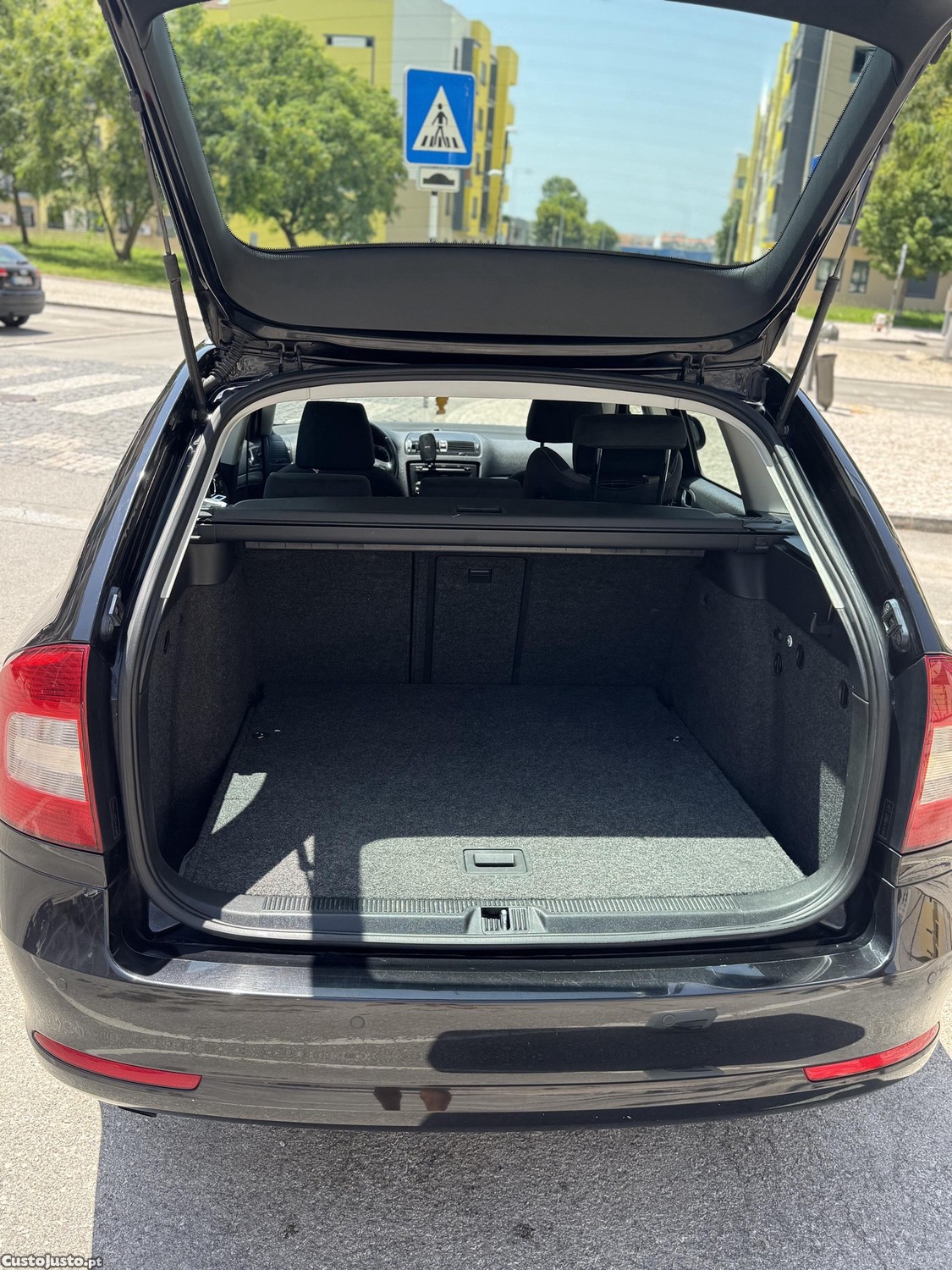 Skoda Octavia 1.6TDI 105cv c/ histórico — fotografia 4