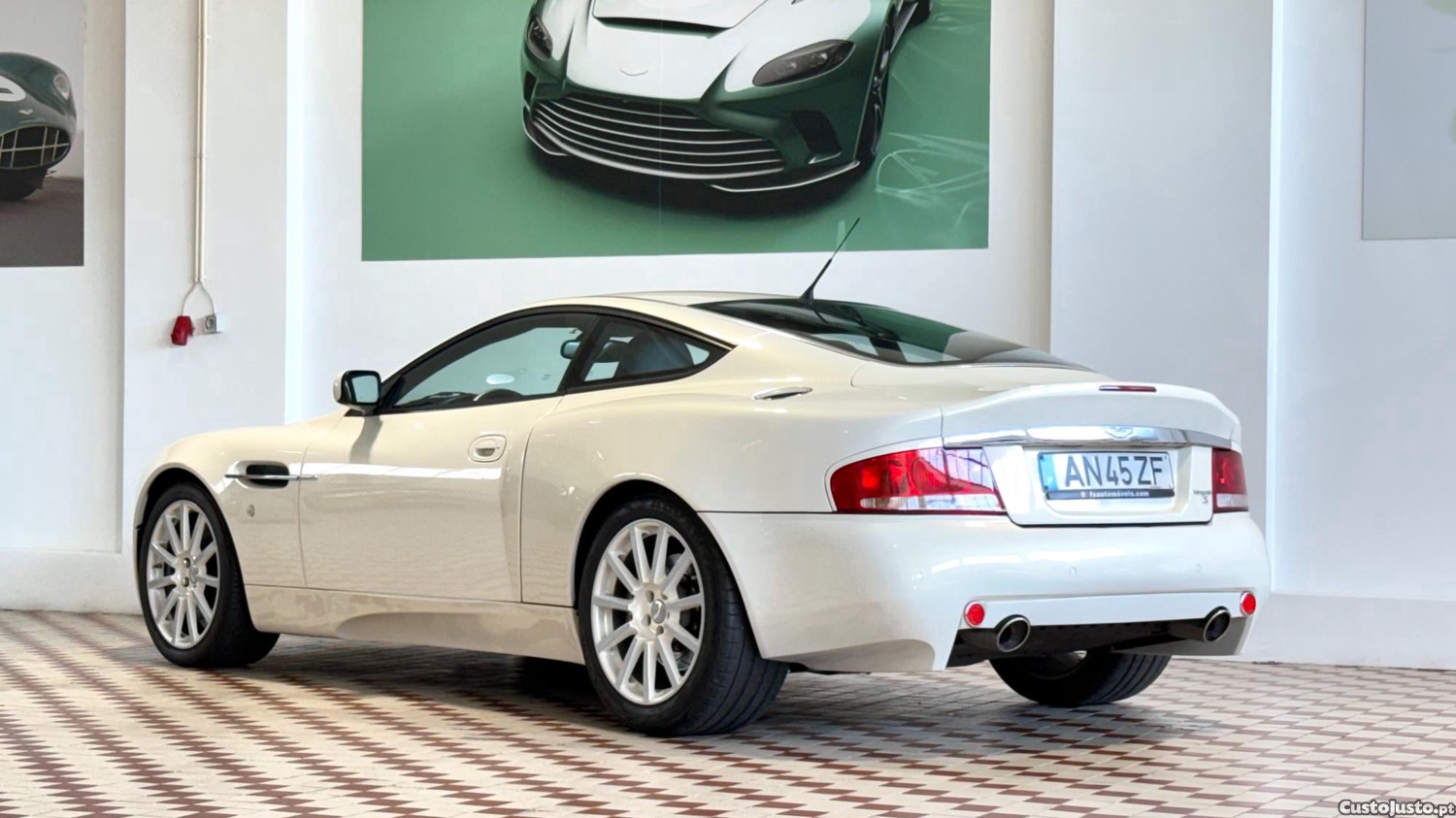 Aston Martin V12 Vanquish S — fotografia 22