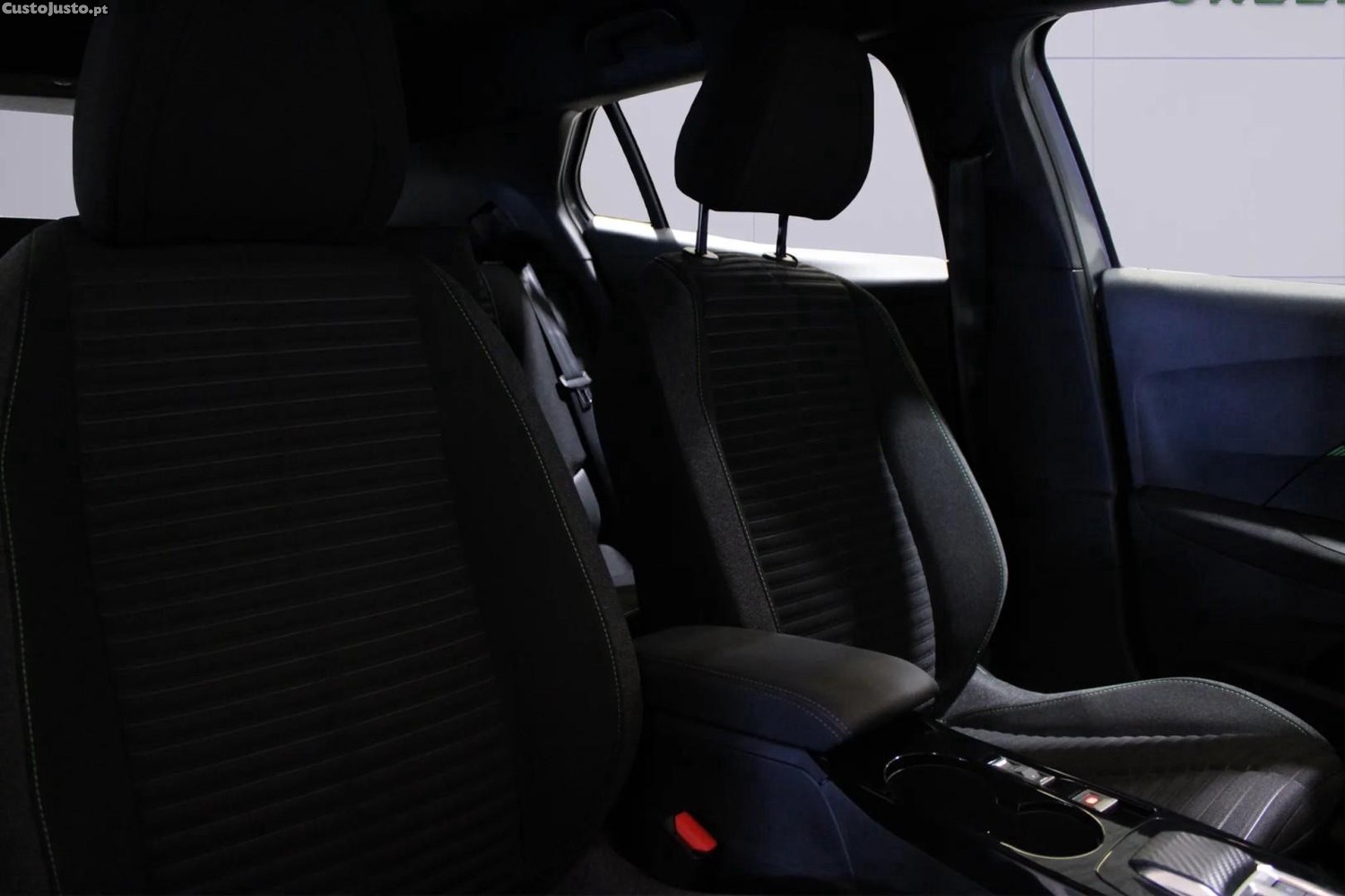 Peugeot e-2008 50 kWh Active — fotografia 4