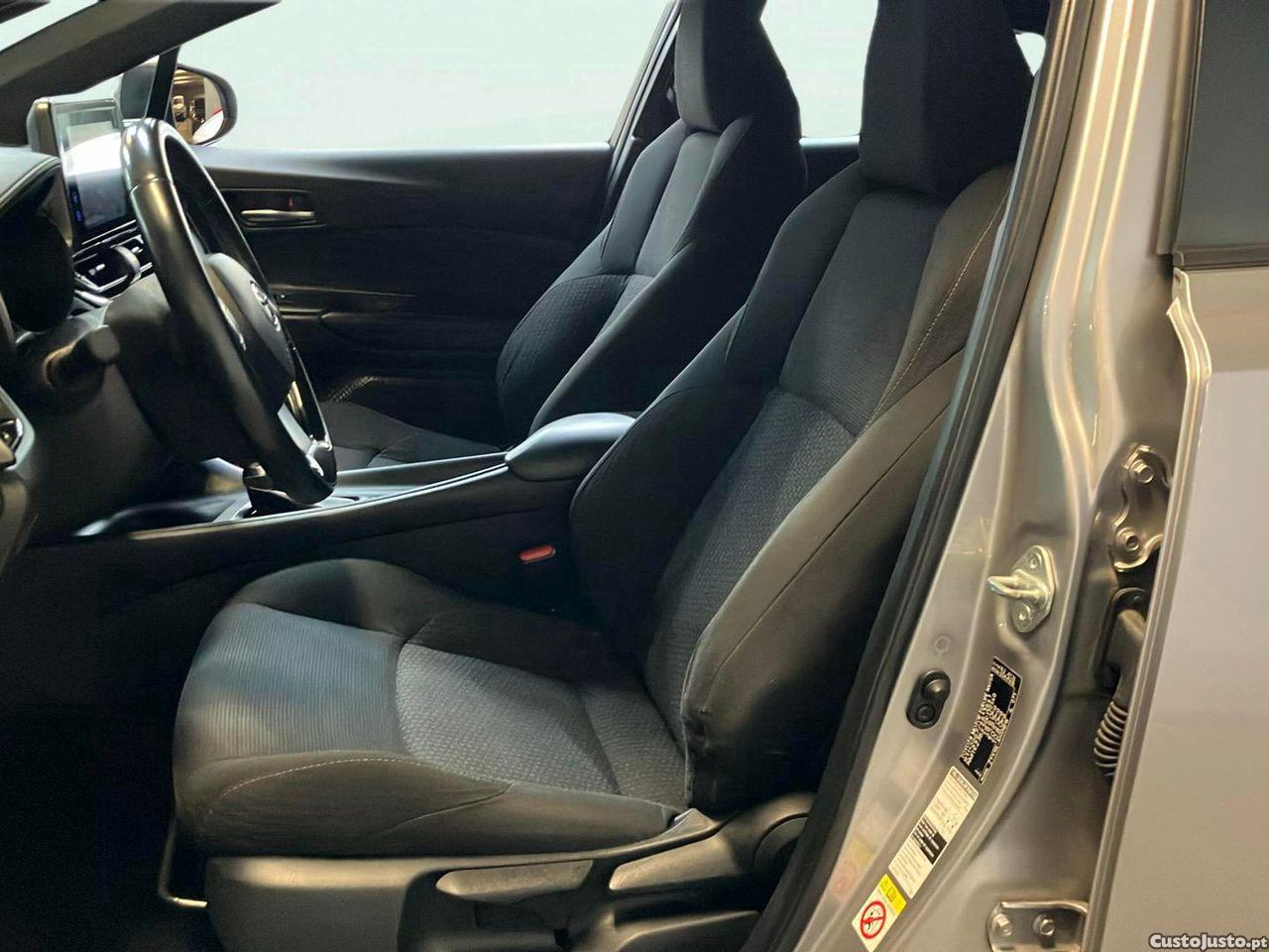 Toyota C-HR 1.8 HSD Comfort — fotografia 9