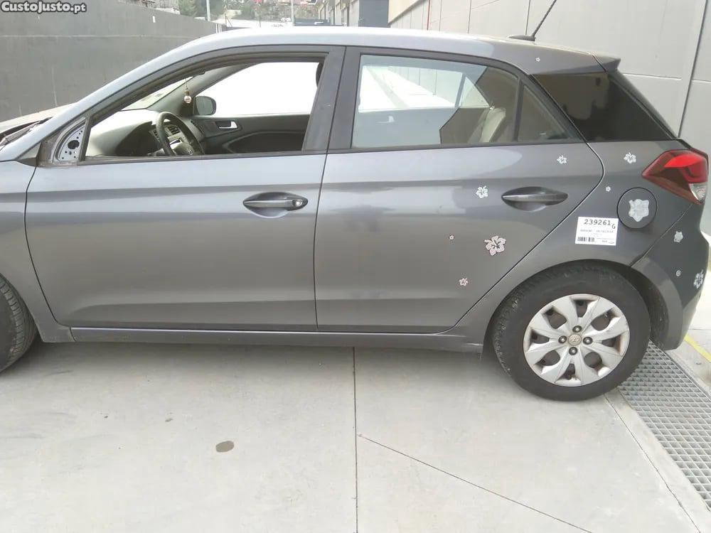 Hyundai i20 1.1 CRDi (55 kW / 75 cv) [11.2014 - 06.2018] - 16 foto 3