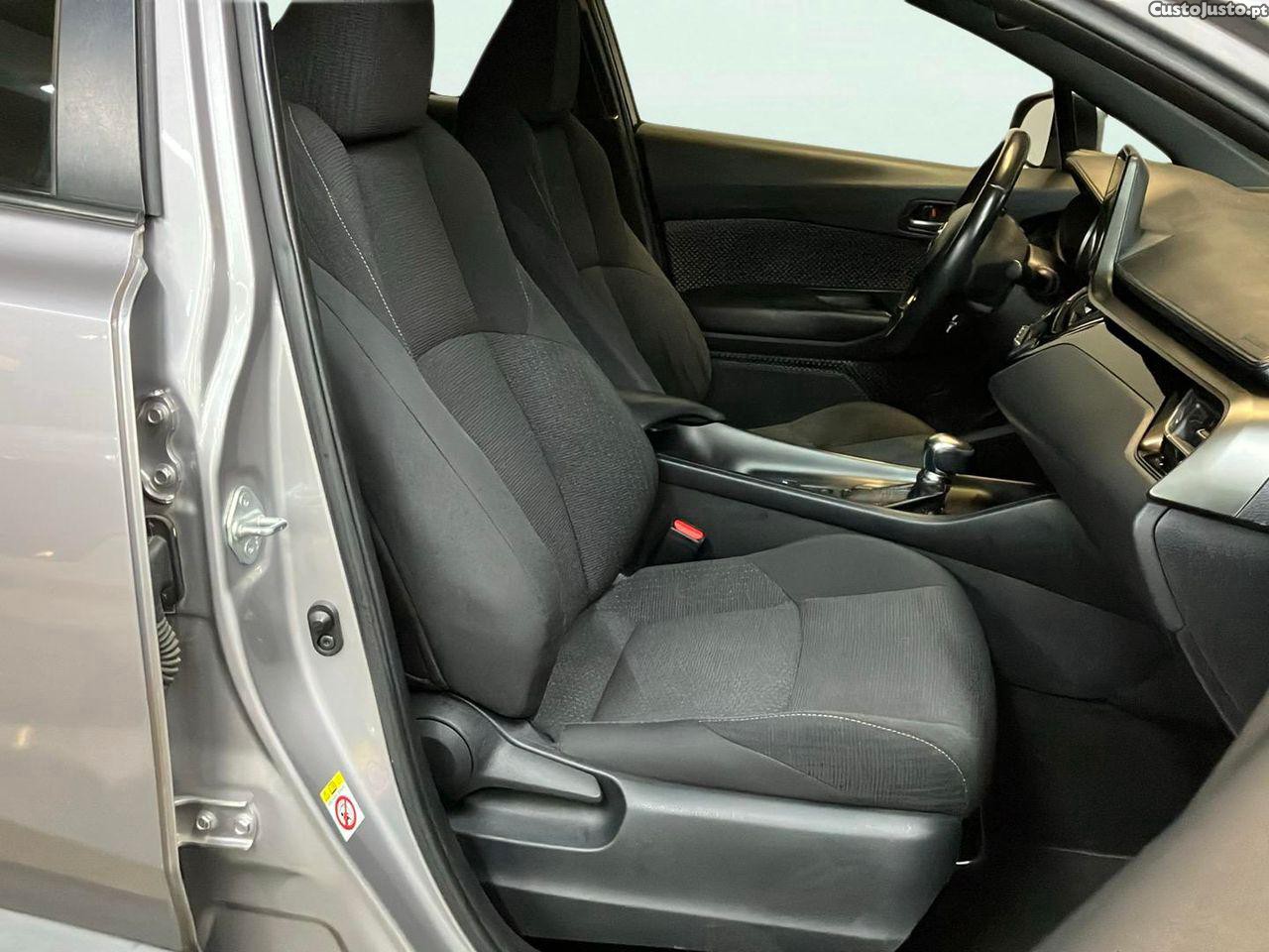 Toyota C-HR 1.8 HSD Comfort — fotografia 8
