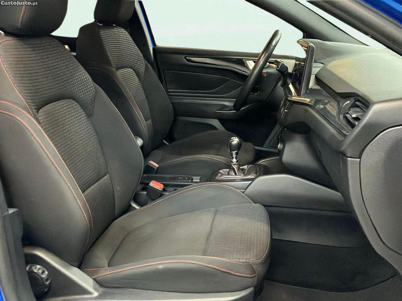 Ford Focus 1.0 EcoBoost MHEV ST-Line — fotografia 9