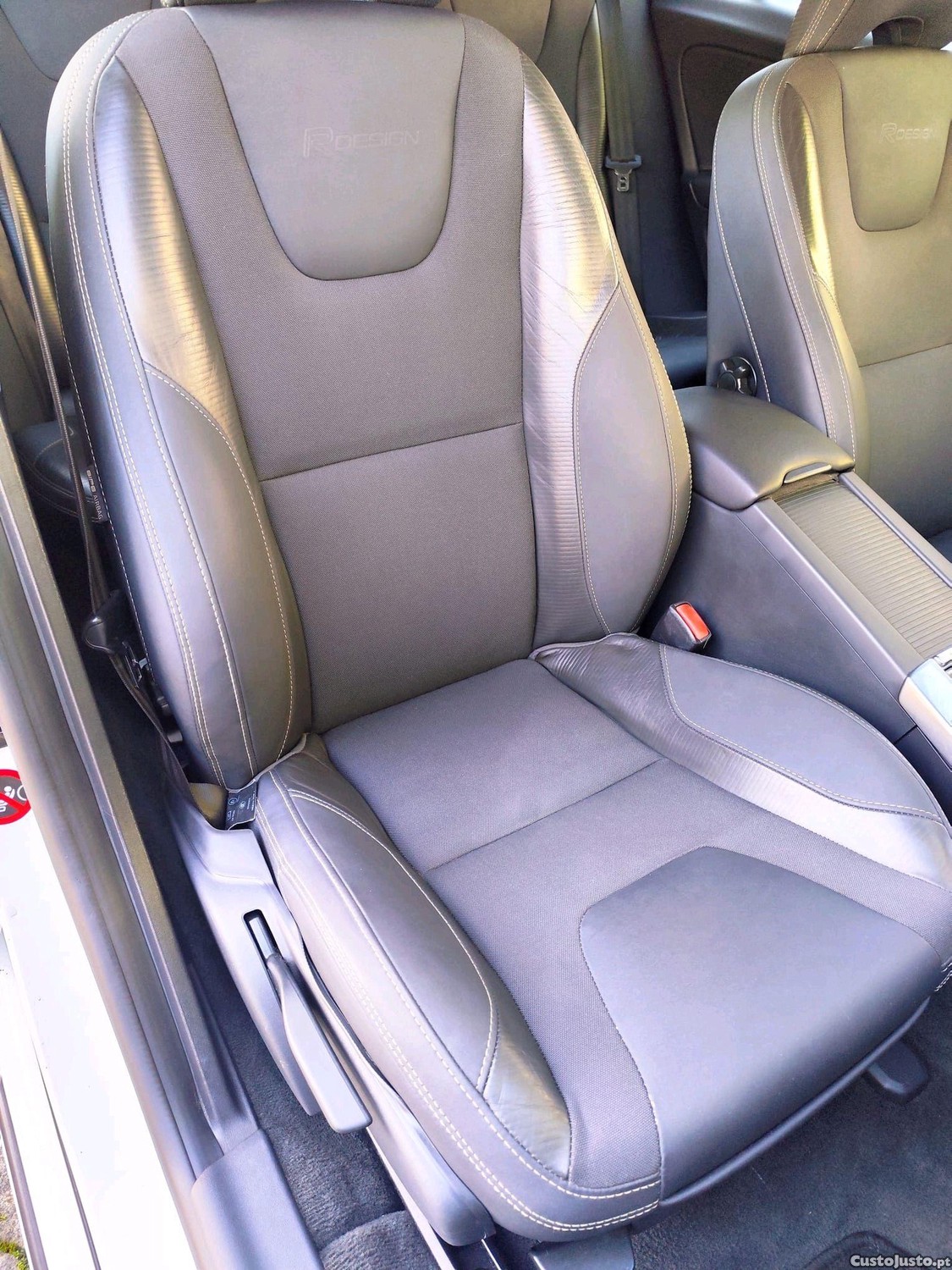 Volvo V60 R-Design — fotografia 2