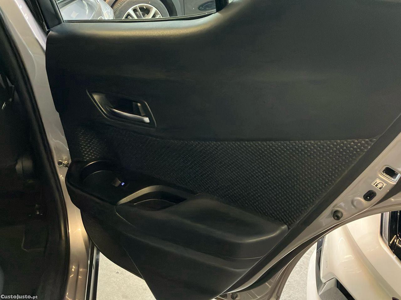Toyota C-HR 1.8 HSD Comfort — fotografia 2