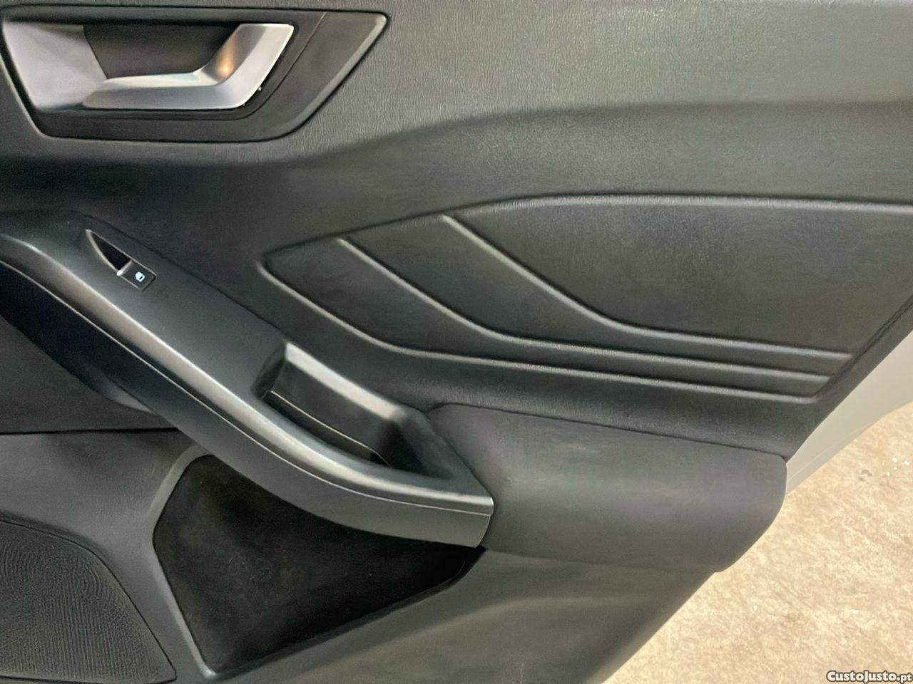 Ford Focus 1.0 EcoBoost MHEV ST-Line — fotografia 2
