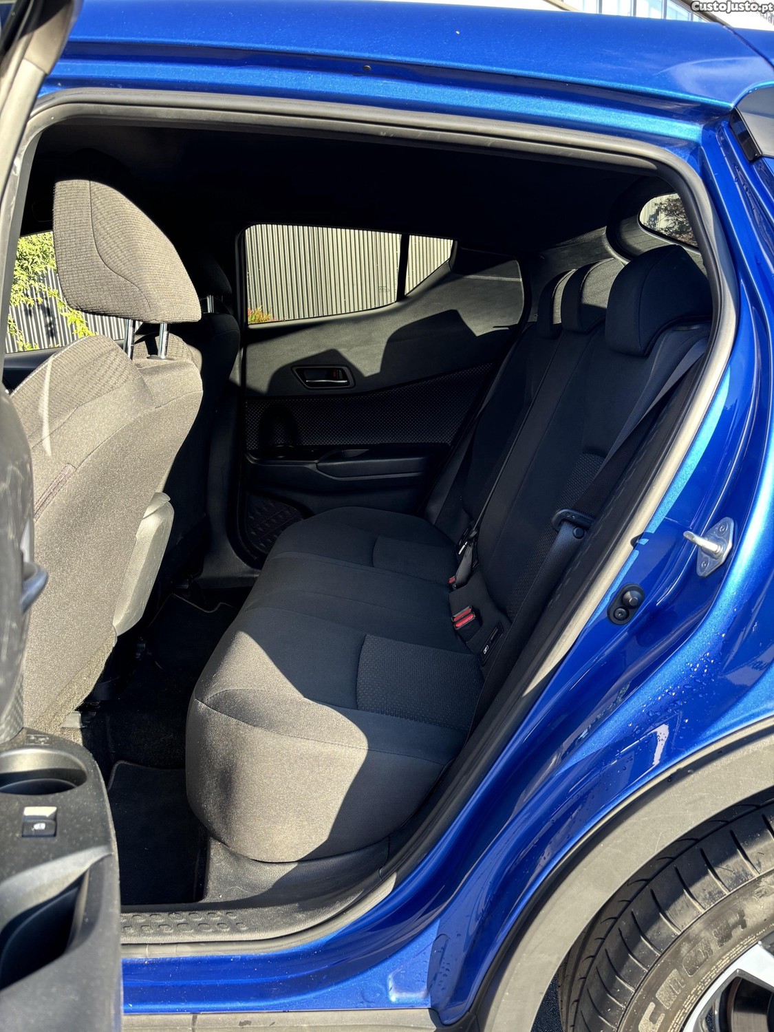Toyota C-HR 1.2 TURBO — fotografia 2