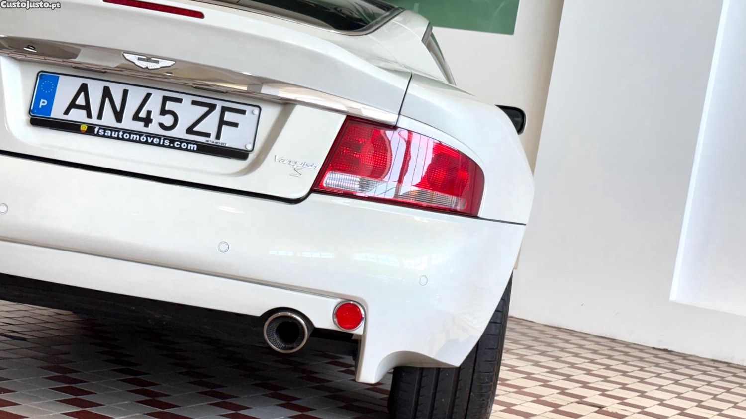 Aston Martin V12 Vanquish S — fotografia 18
