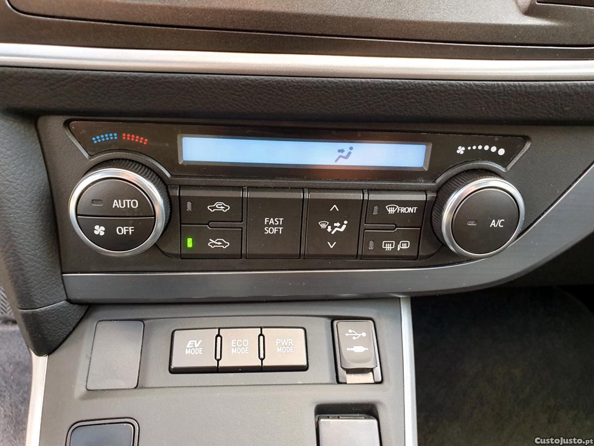 Toyota Auris Touring Sports 1.8 VVT-i HSD Comfort — fotografia 5