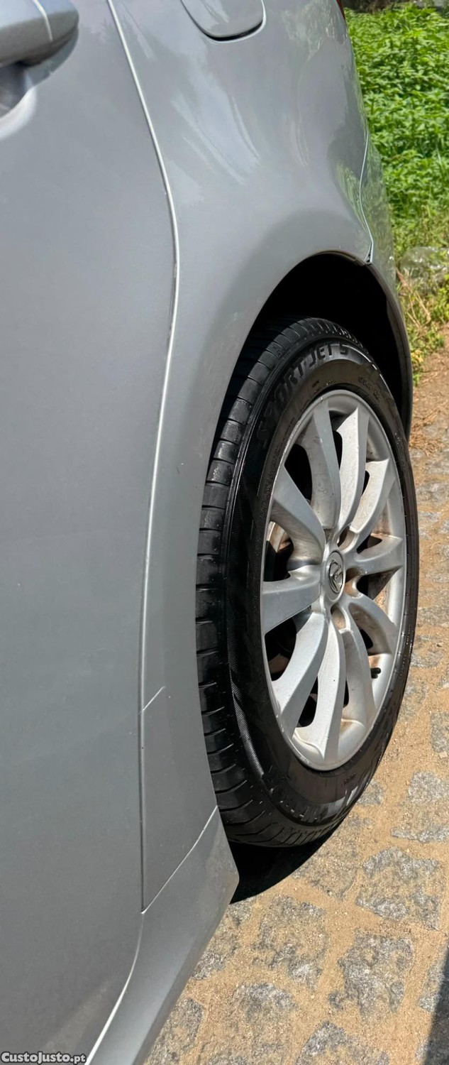 Lexus IS BASE — fotografia 4