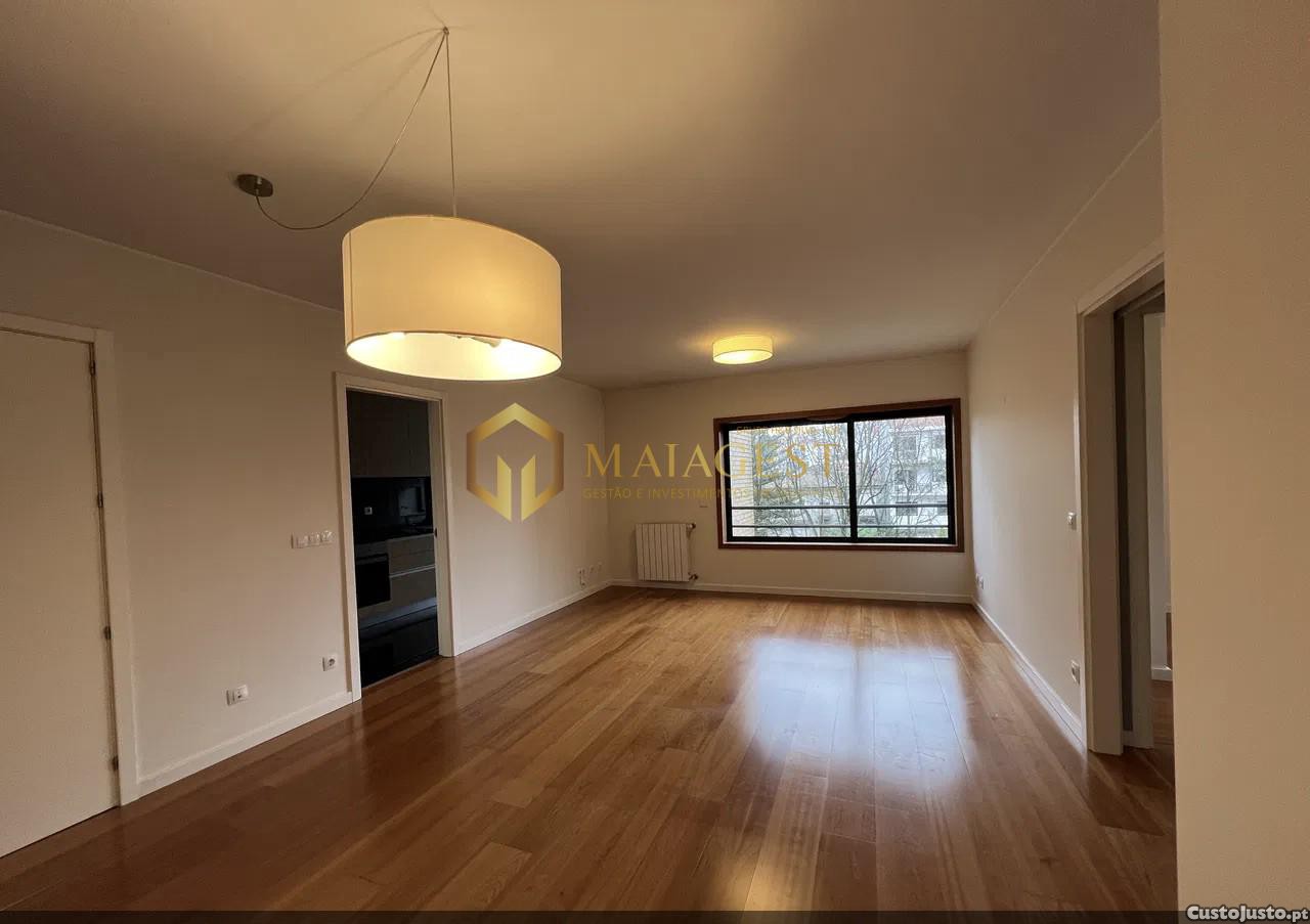 T3 com suíte, garagem dupla e cozinha equipada junto ao Polo Universitário