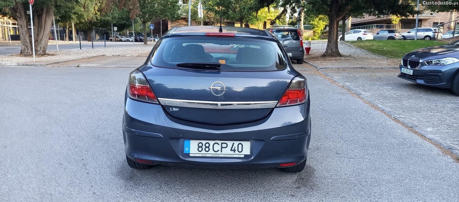 Opel Astra GTC — fotografia 2