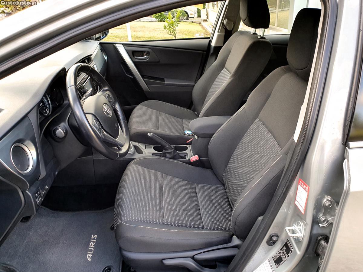 Toyota Auris Touring Sports 1.8 VVT-i HSD Comfort — fotografia 8