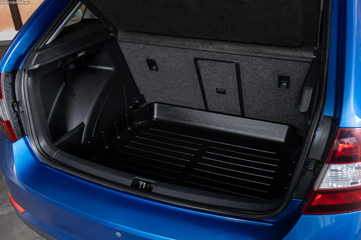 Skoda Rapid 1.4 TDi Ambition DSG — fotografia 17