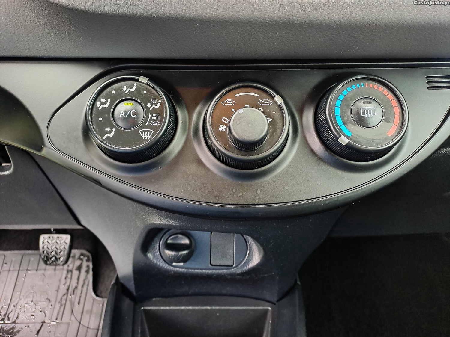 Toyota Yaris 1.4 D4D 90CV COMERCIAL 2018 — fotografia 8