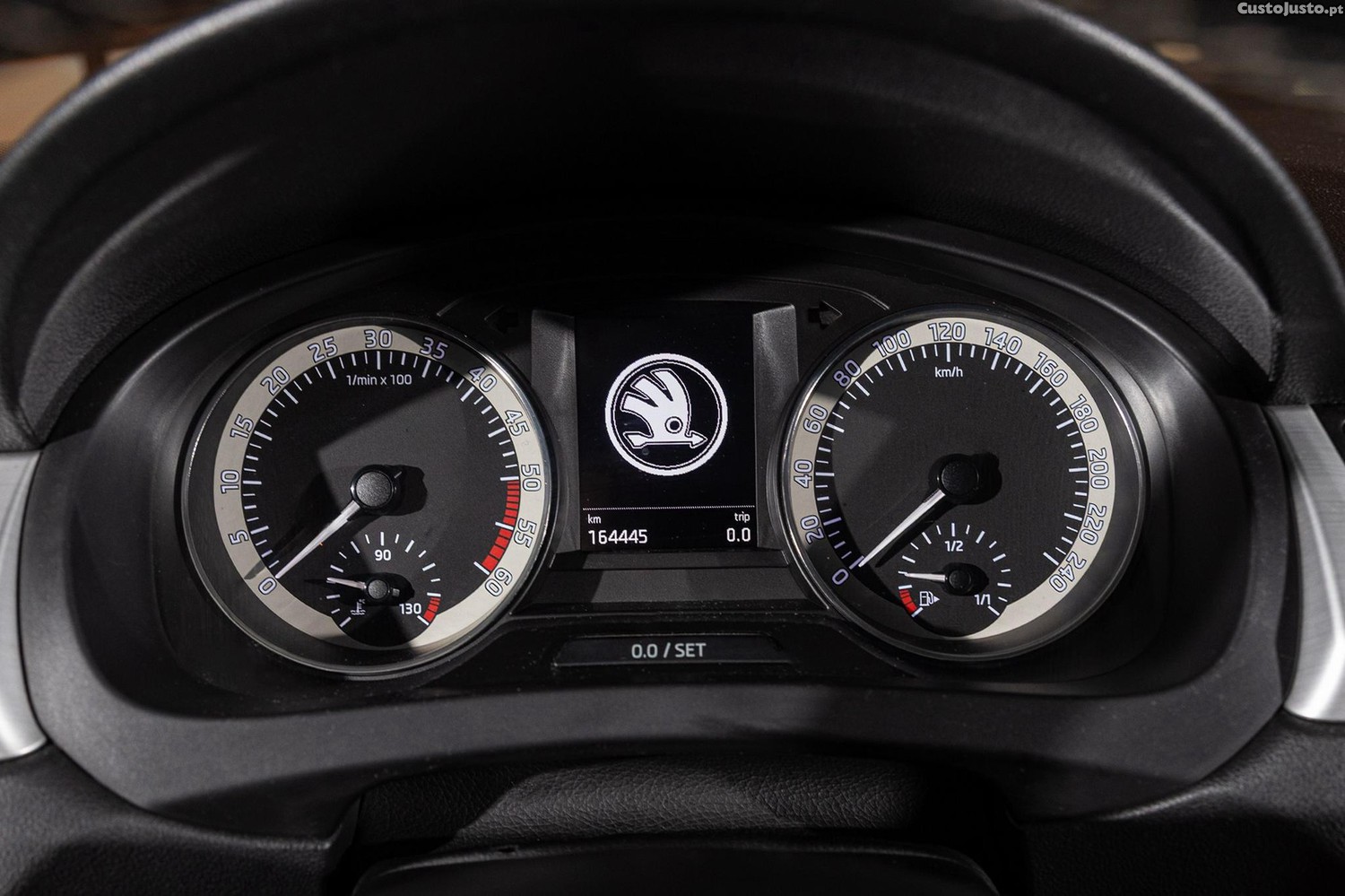 Skoda Rapid 1.4 TDi Ambition DSG — fotografia 14