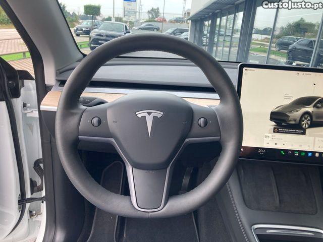 Tesla Model Y Long Range Dual Moto — fotografia 18