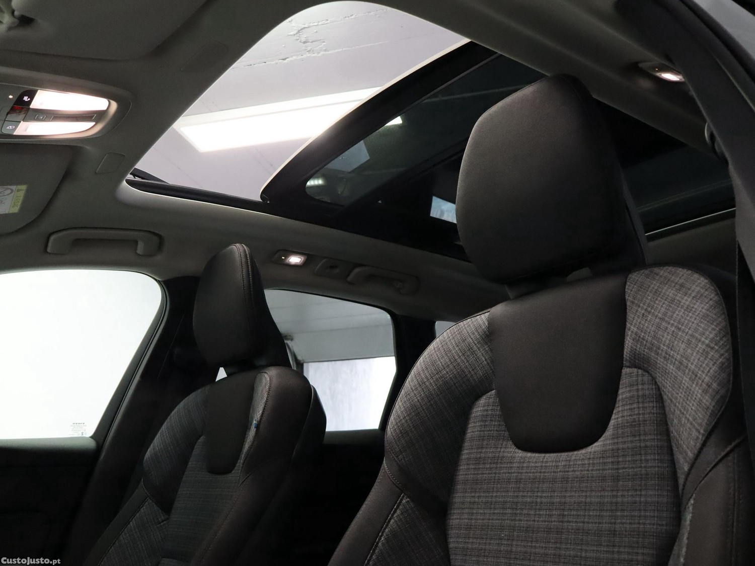 Volvo XC 60 2.0 T6 PHEV Core AWD — fotografia 3