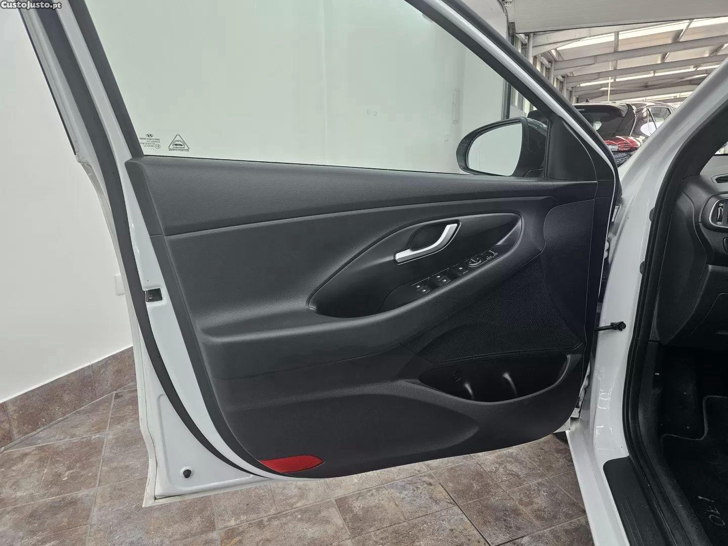 Hyundai Trajet 1.0 t-gdi comfort+navi — fotografia 14