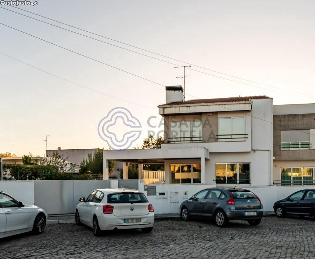 Moradia T4 com piscina, localizada no Castelo da Maia.
