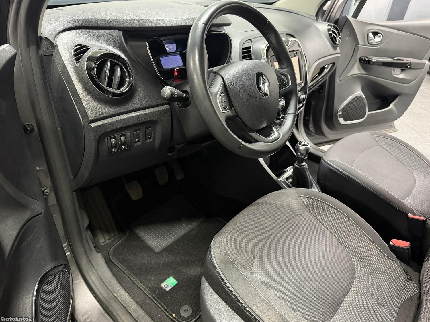 Renault Captur 1.5 dCi Exclusive — fotografia 11