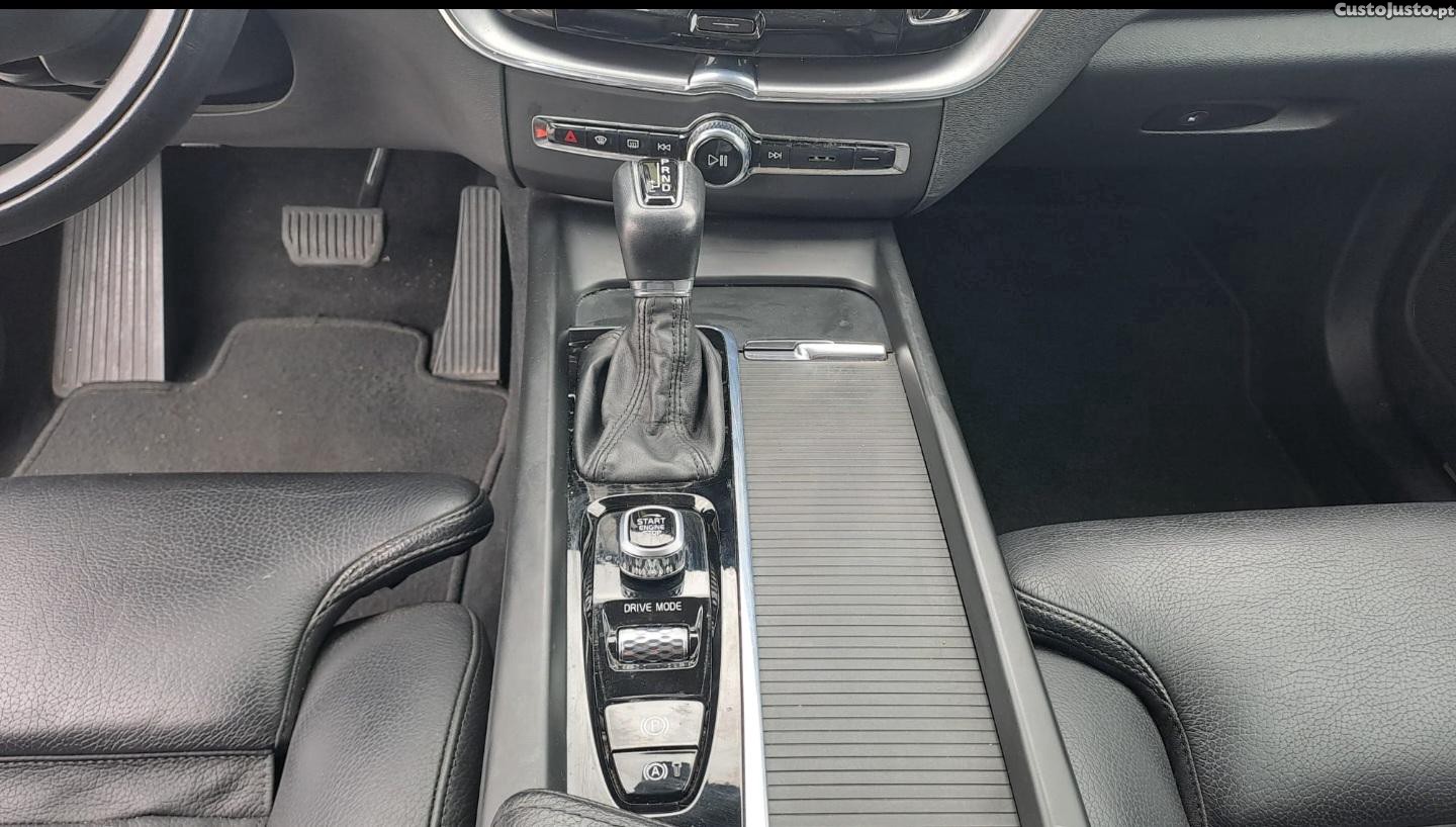 Volvo XC 60 D4 Momentum — fotografia 4