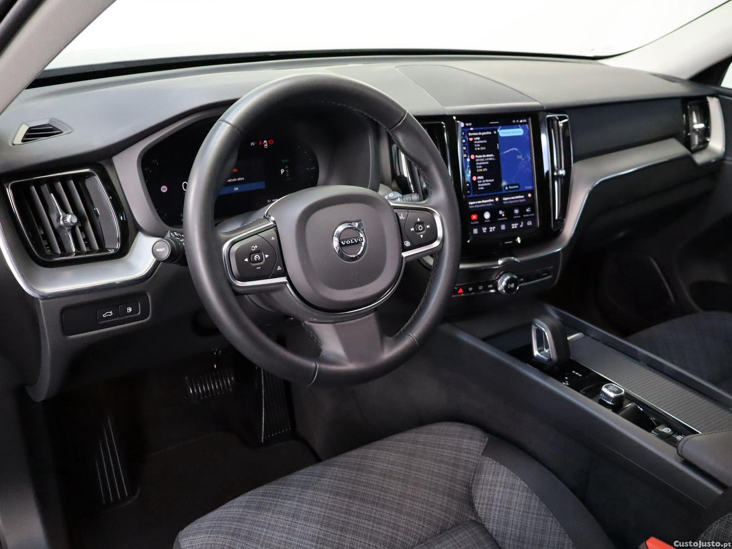 Volvo XC 60 2.0 T6 PHEV Core AWD — fotografia 17