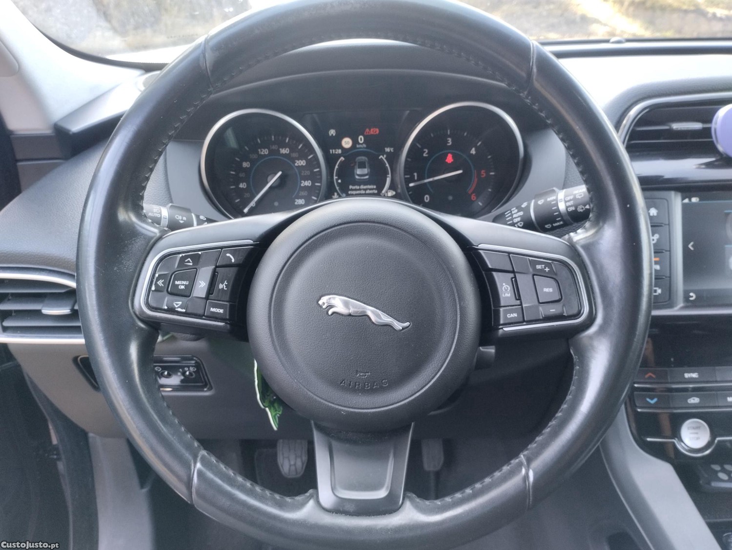 Jaguar F-Pace 2.0 i 4D Prestige - CX. Manual - GPS - Camara Marcha Tras - Classe 1 Portagens - DISTRIBUIÇAO NOVA — fotografia 3